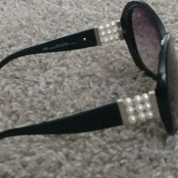 Chanel sunglasses - Picture 1 of 5